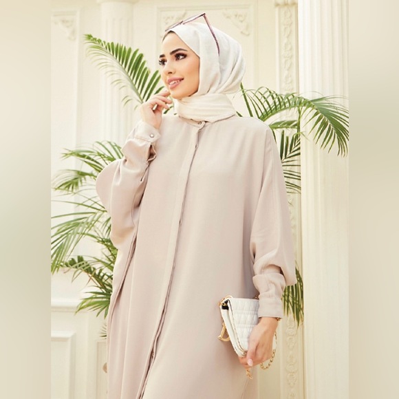 Modanisa Bat Sleeve Abaya - Picture 2 of 4